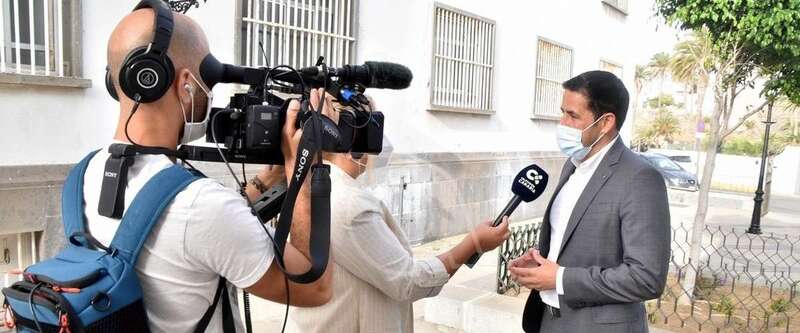 Héctor Suárez atiende a RTVC antes del Pleno en el que presentó su renuncia a la Alcaldía/TA.